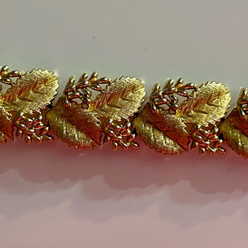 EXQUISITE Crown TRIFARI grape leaf heavy vintage bracelet - Picture 2 of 5